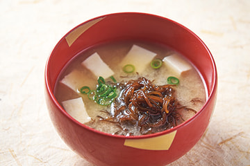 沖縄もずくと豆腐の味噌汁