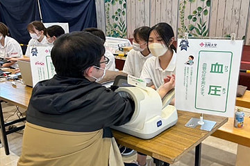 健康測定会の血圧ブースの様子